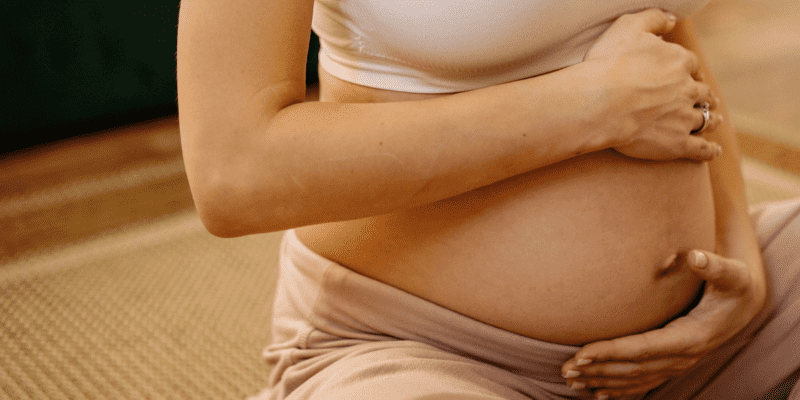 11 Easy Ways To Hide A Pregnancy Bump Until Birth