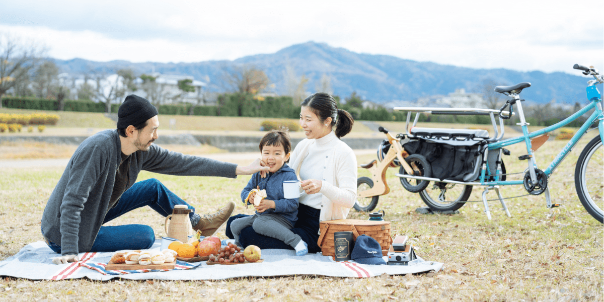couple with chid having a picnic