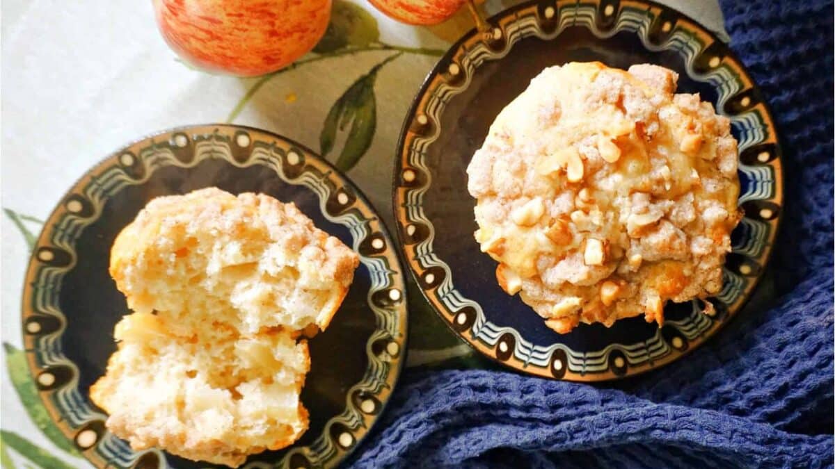 Apple Cinnamon Muffins with Walnut Crumble Topping