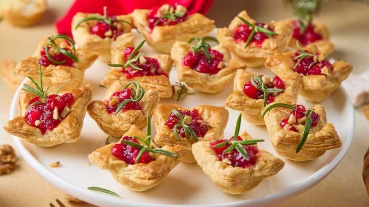 Cranberry Brie Puff Pastry Bites