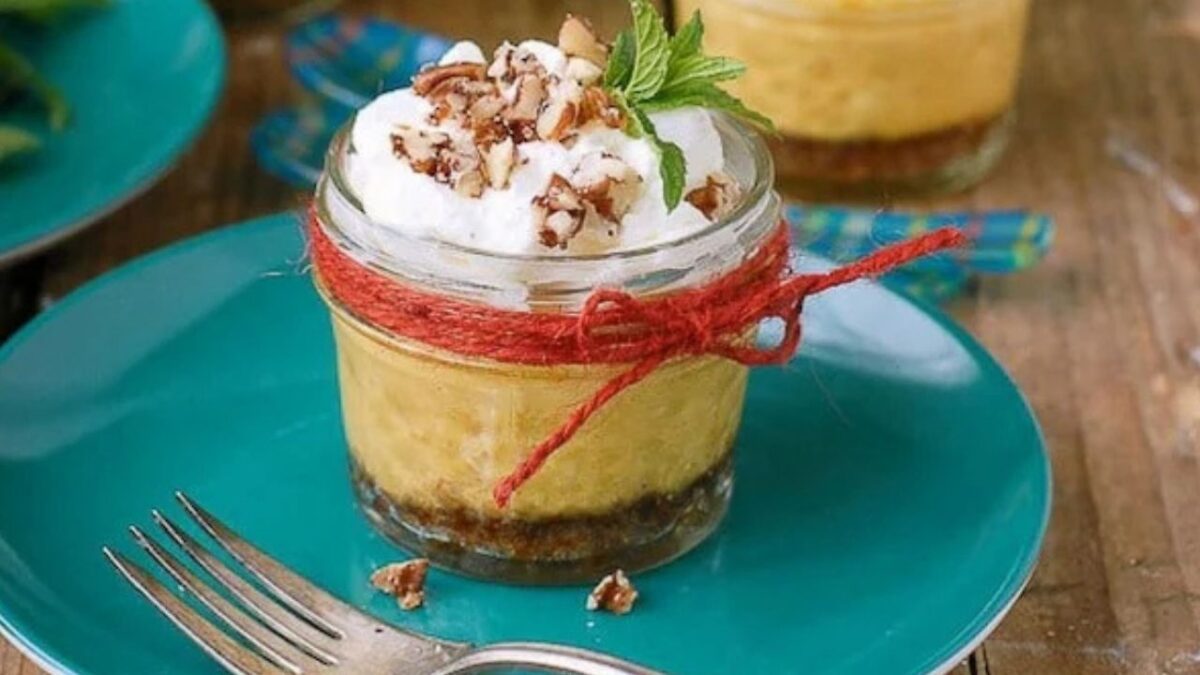Mini Pumpkin Pie Cheesecakes in Mason Jars