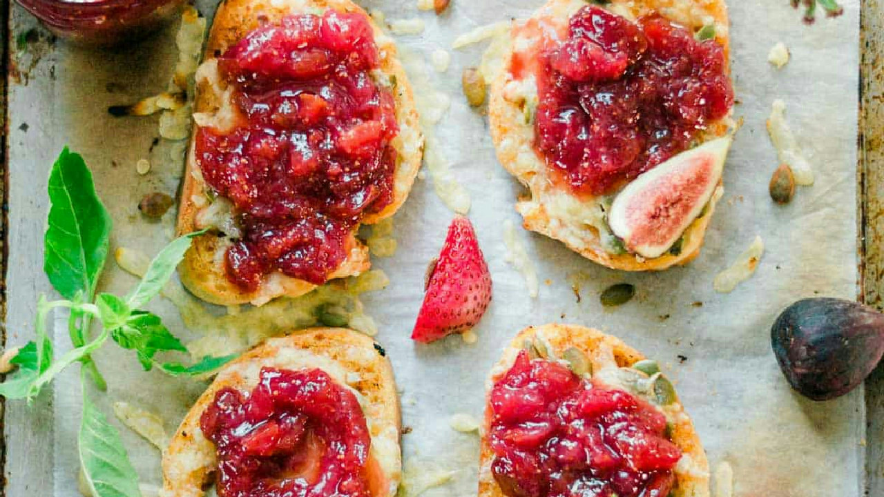 15-minute Crostini with Cheese and Strawberry