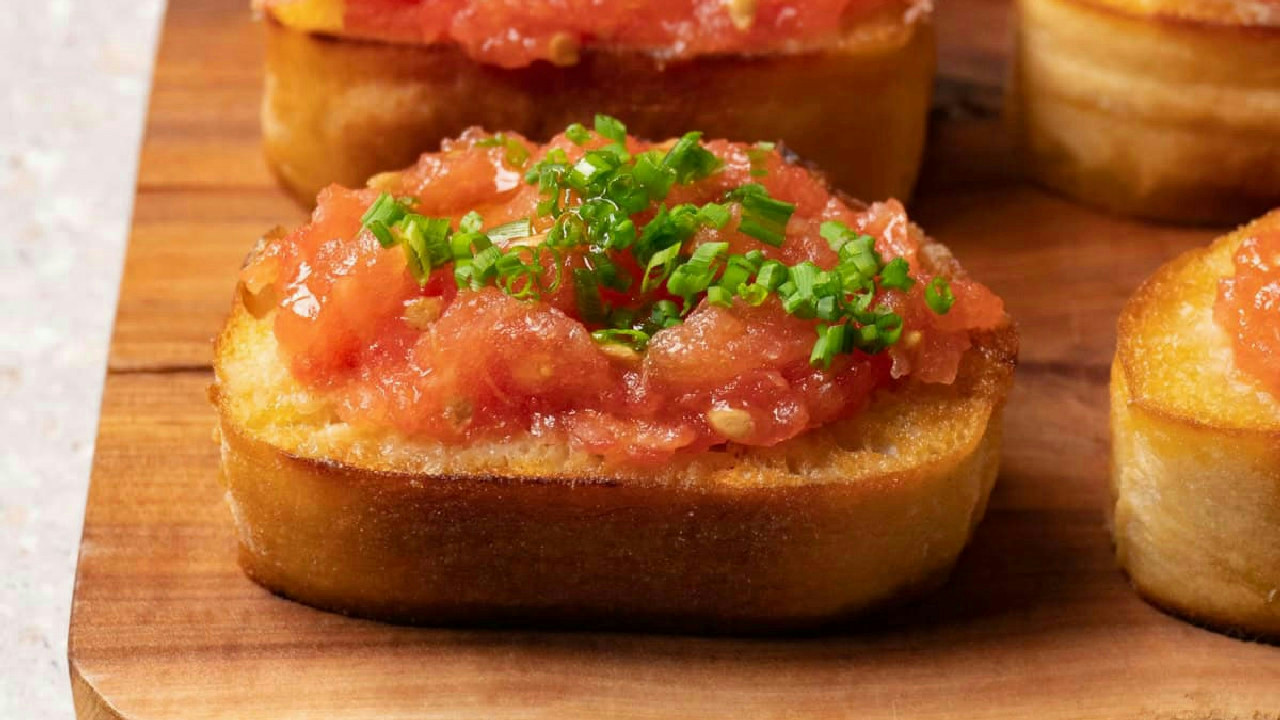 Pan Con Tomate (Spanish tomato bread)
