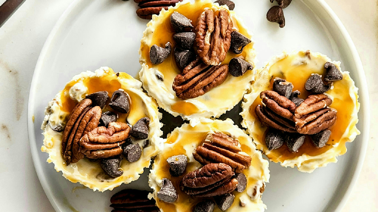No Bake Mini Turtle Cheesecakes
