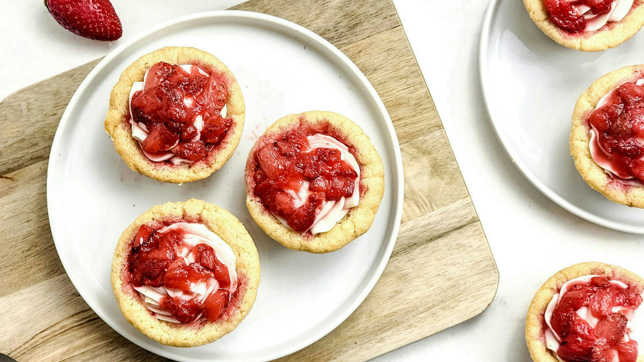 Strawberry Cheesecake Stuffed Cookie Cups