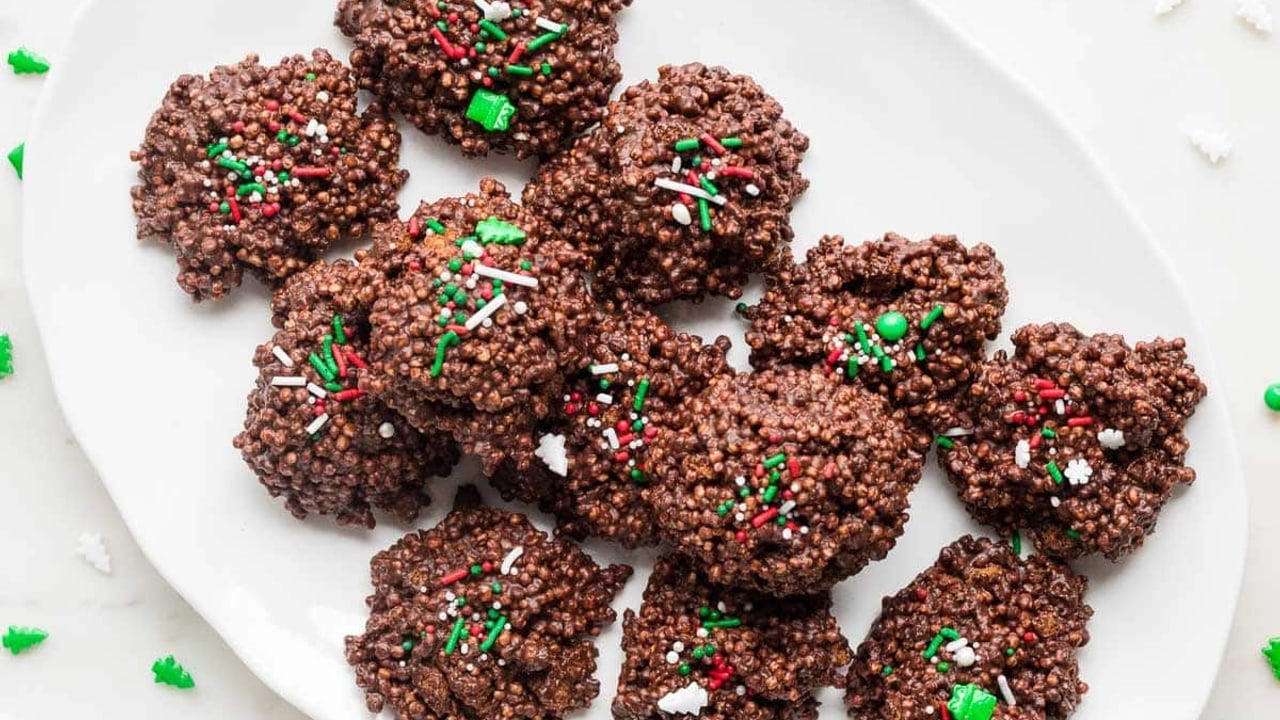 Easy 5-Ingredient Biscoff Chocolate Quinoa Clusters (No Bake Candy Recipe)