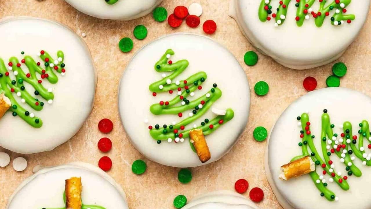 Easy No-Bake White Chocolate Covered Oreos (5-Ingredient Christmas Treat)