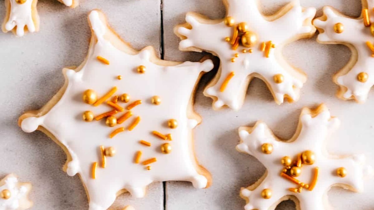 Easy Snowflake Cookies (1 Bowl, 5 Ingredient, No Chill Recipe!)
