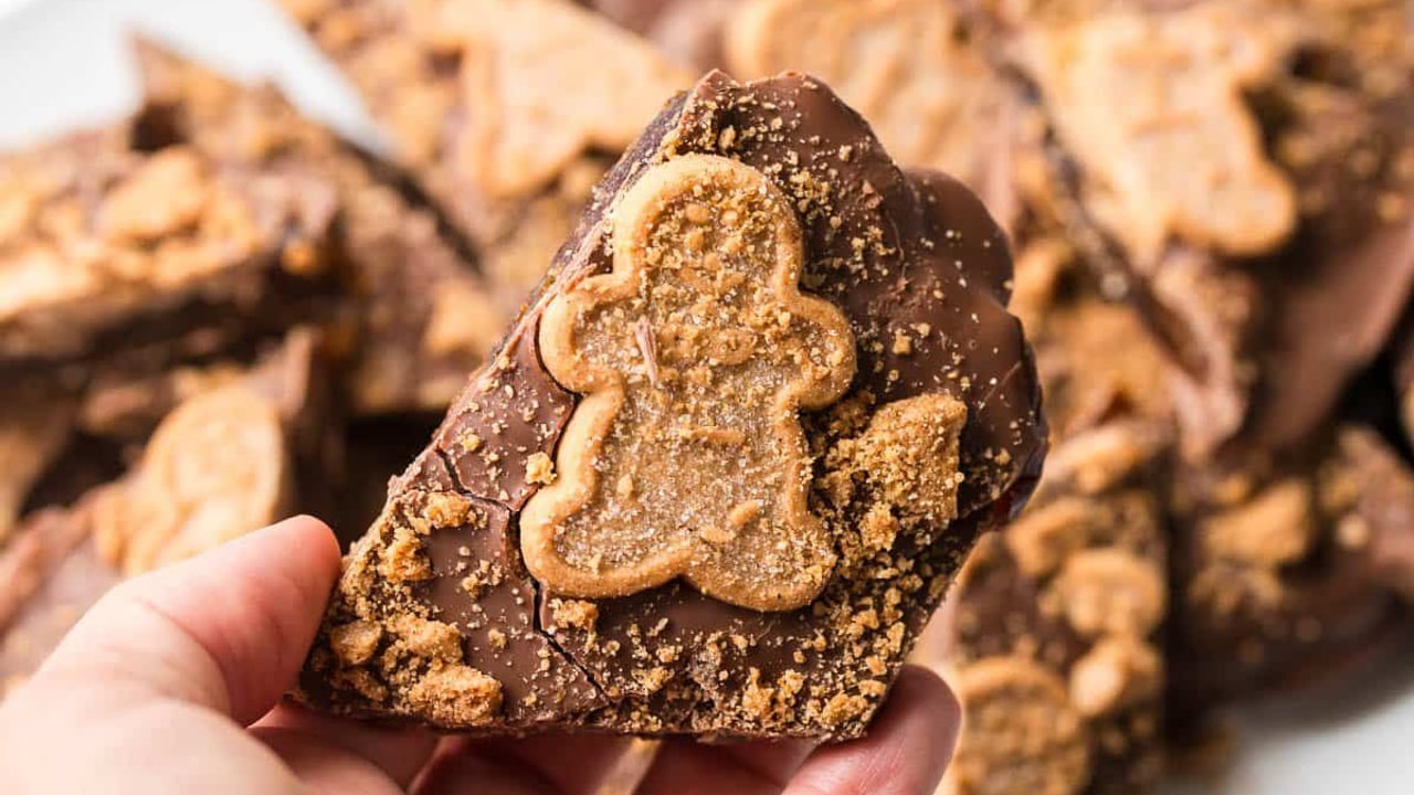 Gingerbread Christmas Crack Date Bark (Easy No-Bake Holiday Treat!)